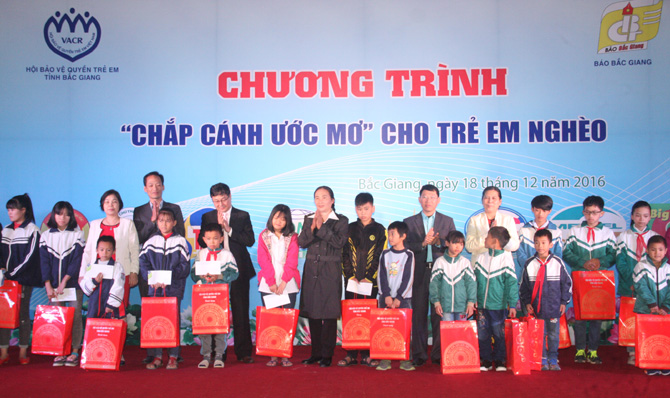 Bắc Giang: Chương trình “Chắp cánh ước mơ” tặng học bổng cho 100 học sinh nghèo