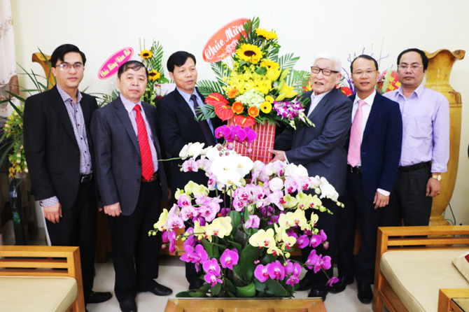 Thường trực Thành ủy, UBND TP Bắc Giang thăm đảng viên lão thành cách mạng, đảng viên 70 năm tuổi đảng