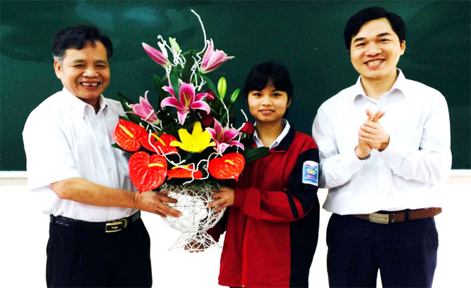 Báo Bắc Giang trao học bổng cho học sinh nghèo vượt khó