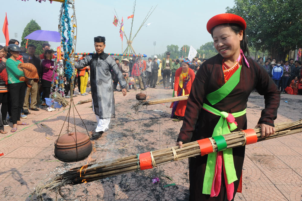 Thi nấu cơm niêu tại lễ hội Cầu Vồng (Tân Yên)