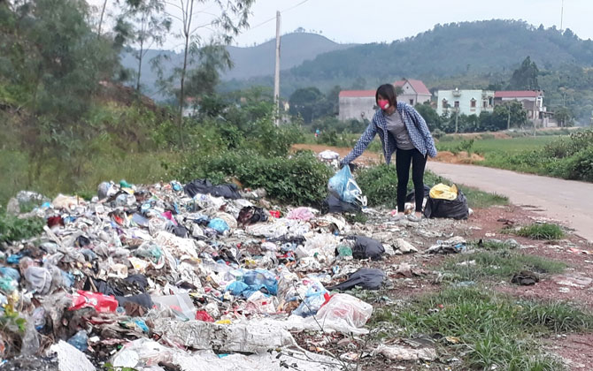 Thực hiện Chiến dịch 100 ngày ra quân vệ sinh môi trường - Rác "tái chiếm" đường sá, kênh mương