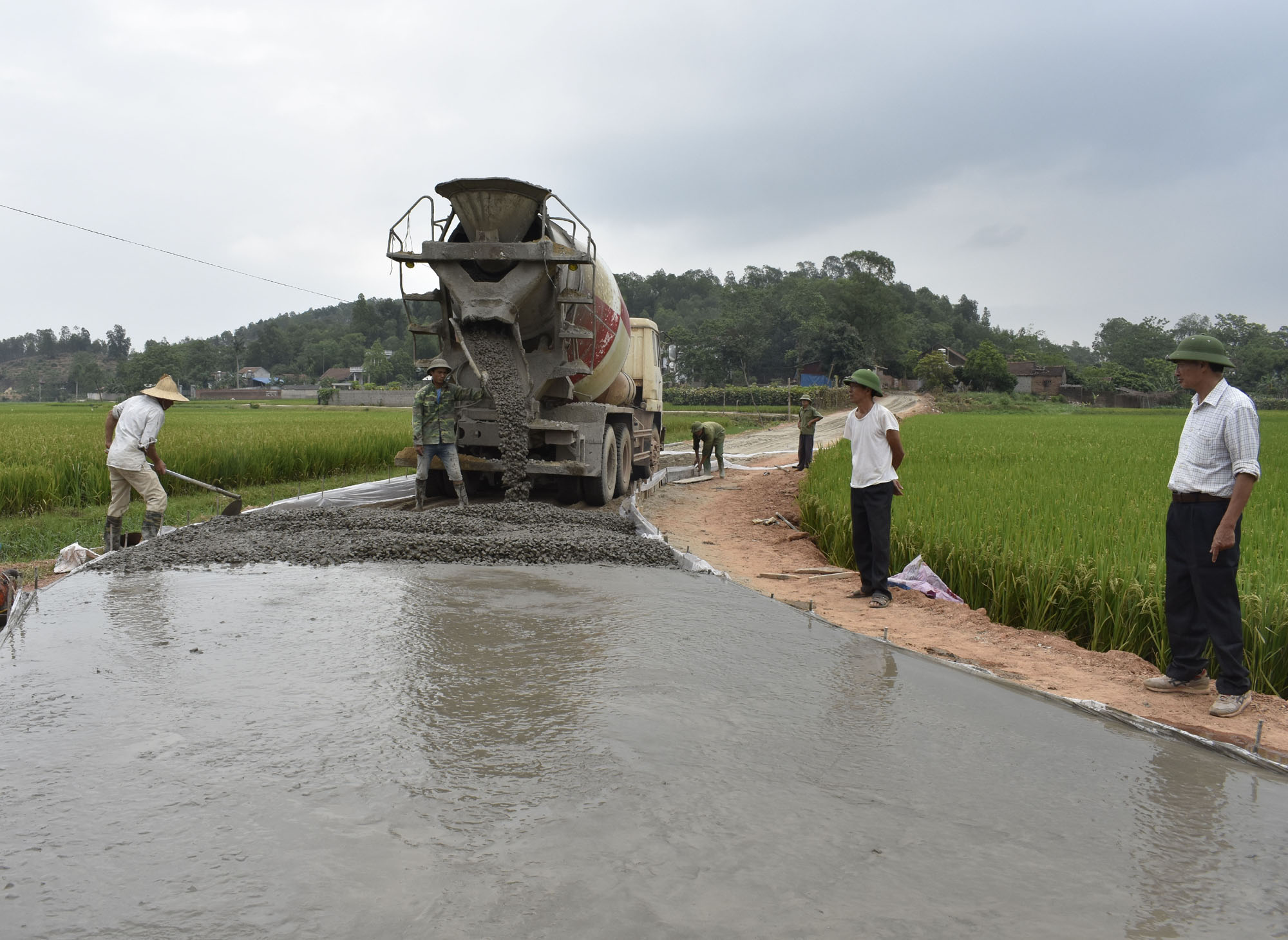 Việt Lập cứng hóa hơn 6,5 km đường giao thông nông thôn