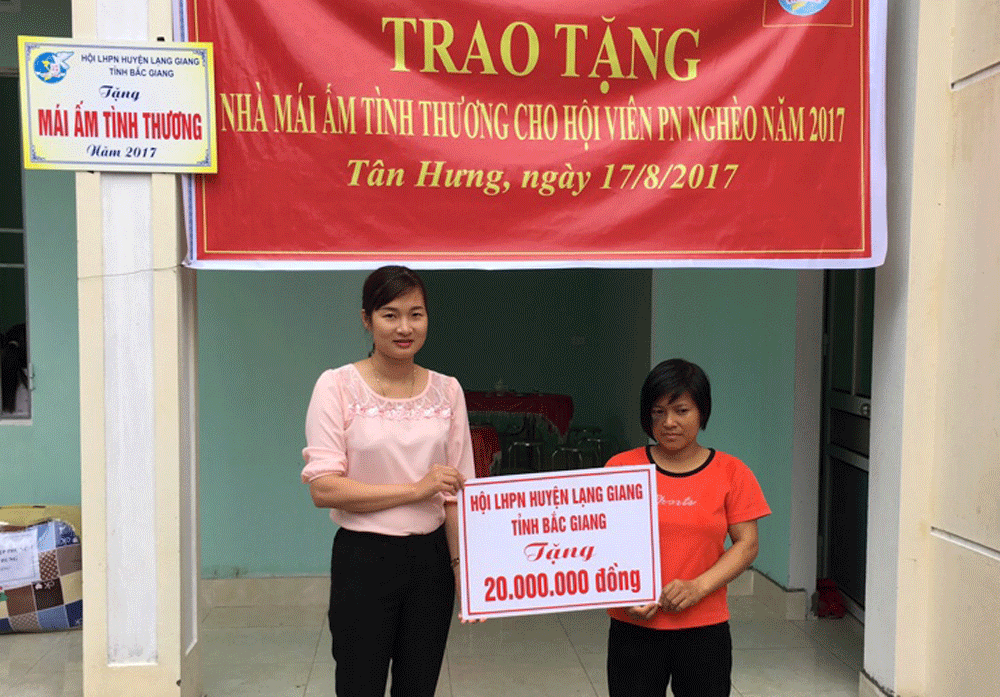 Phụ nữ Lạng Giang trao 4 nhà “Mái ấm tình thương” cho hội viên khó khăn