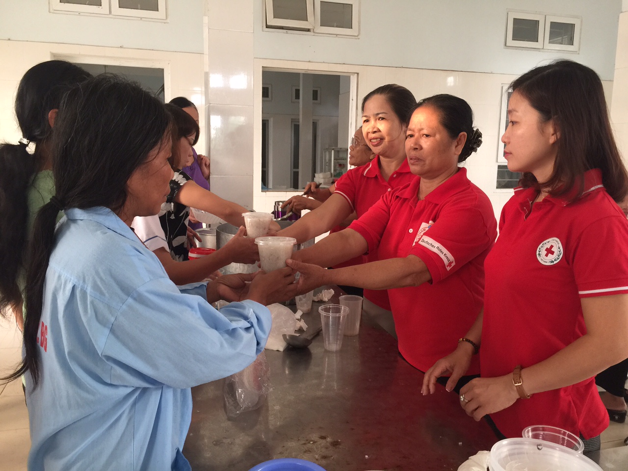 Phát cháo miễn phí cho bệnh nhân Bệnh viện Tâm thần tỉnh Bắc Giang