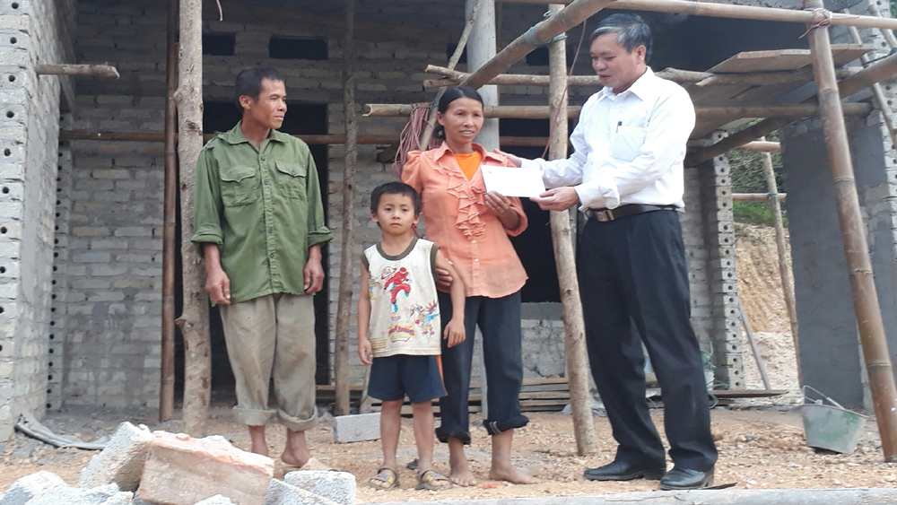 Đồng chí Thân Văn Khánh trao tiền hỗ trợ làm nhà cho hộ có hoàn cảnh đặc biệt khó khăn