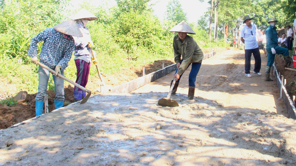 Hiệp Hòa: Cấp đủ xi - măng hỗ trợ, đẩy nhanh tiến độ làm đường