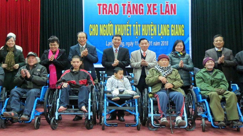 Lạng Giang: Trao tặng 60 xe lăn cho người khuyết tật