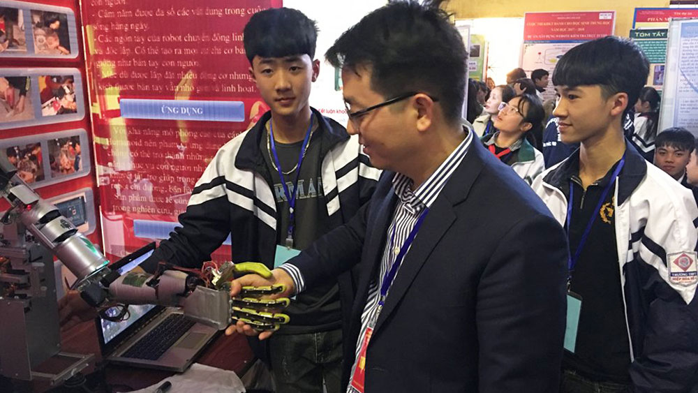 Ngô Mạnh Tân, Thân Đức Anh: Chung sở thích chế tạo robot