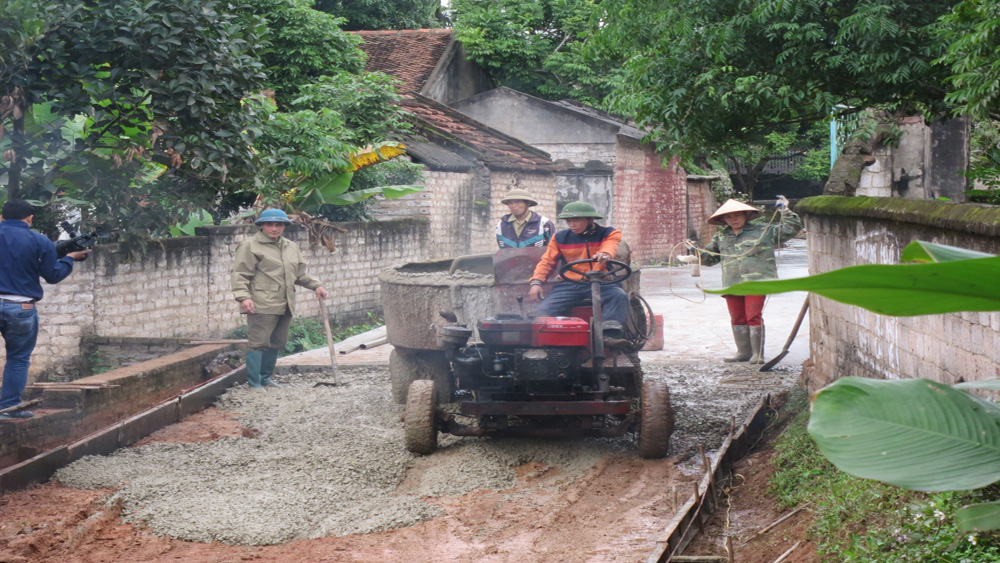 Hội Cựu Chiến binh Lạng Giang quyên góp xi măng xây dựng nông thôn mới