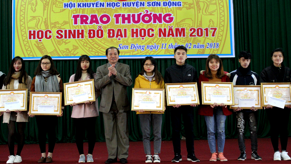 Tuyên dương học sinh đỗ đại học