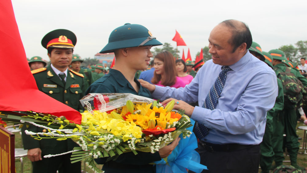 Chủ tịch UBND tỉnh Nguyễn Văn Linh động viên tân binh Lạng Giang nhập ngũ