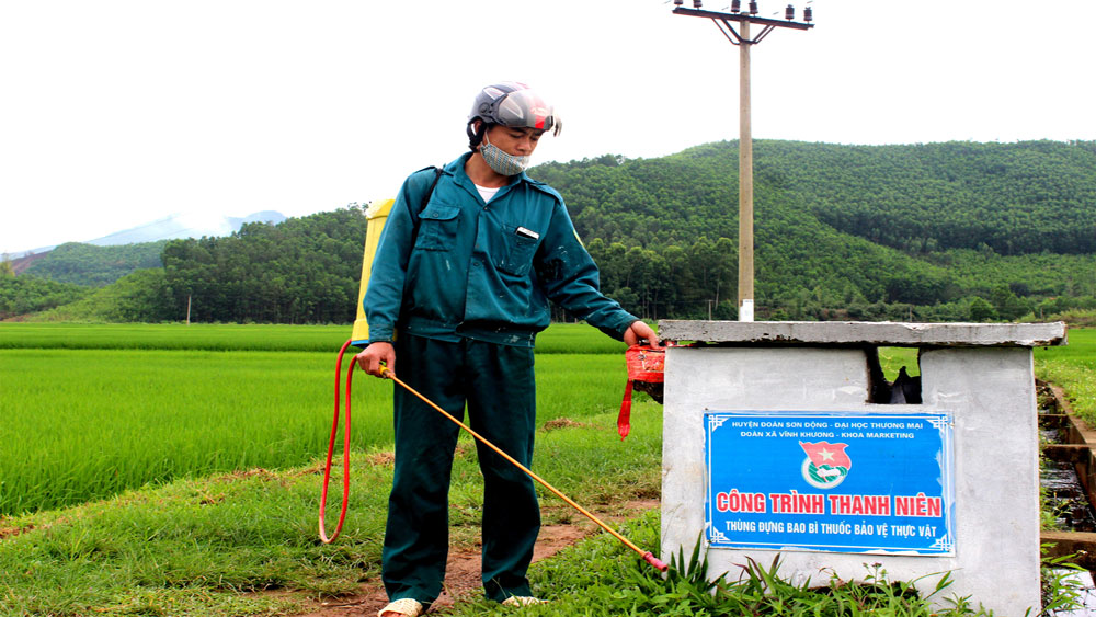 Gom rác tại chân ruộng