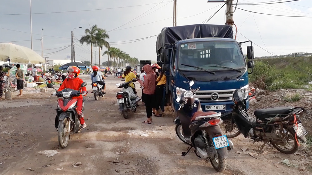 Họp chợ chiếm lòng, lề đường