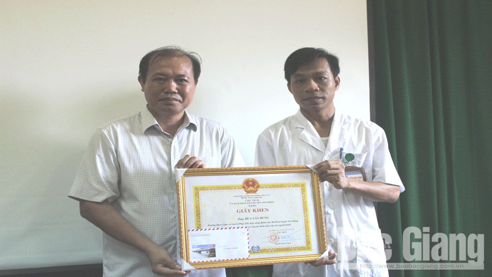 UBND huyện Sơn Động Khen thưởng bác sĩ hiến máu cứu người bệnh