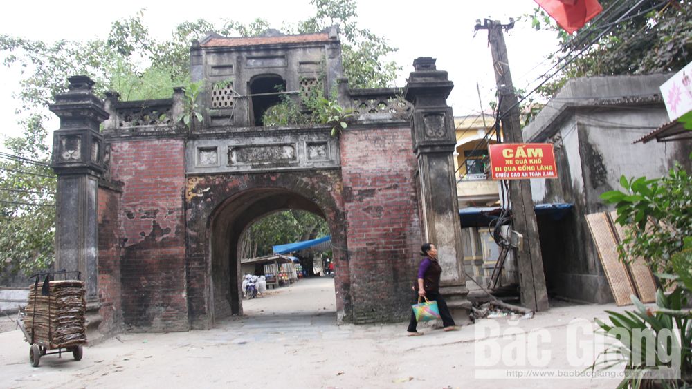 Tu bổ cổng làng cổ Thổ Hà (Việt Yên)