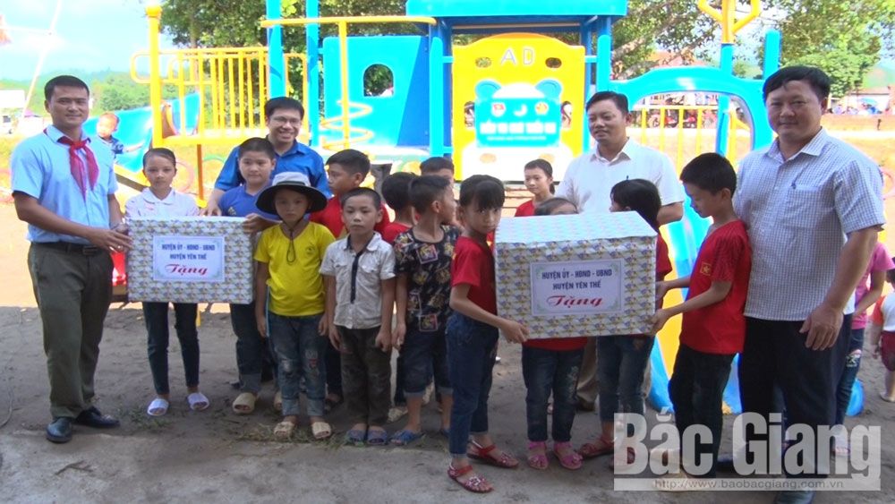 Tặng đồ chơi ngoài trời cho trẻ em