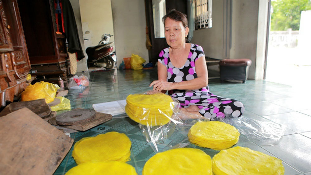 Vietnam village sticks with turmeric rice paper for 300 years