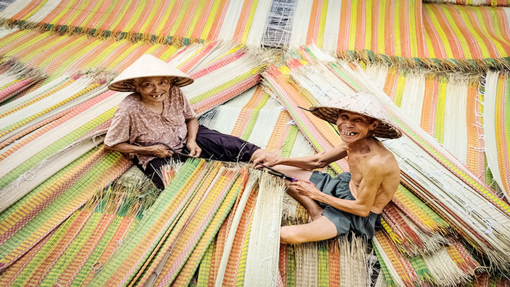 100-year-old mat making village in south Vietnam still going strong