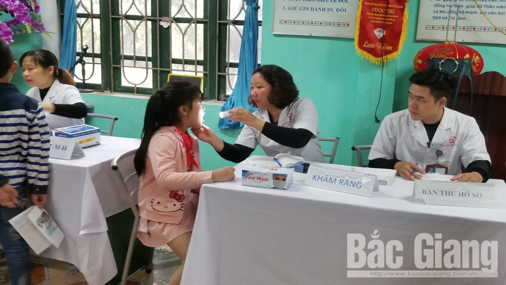 Khám sức khỏe cho học sinh Trường Tiểu học Lê Lợi