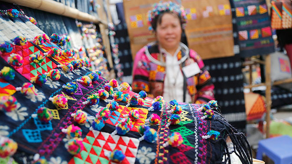 Bazaar shows charm of Vietnamese brocades