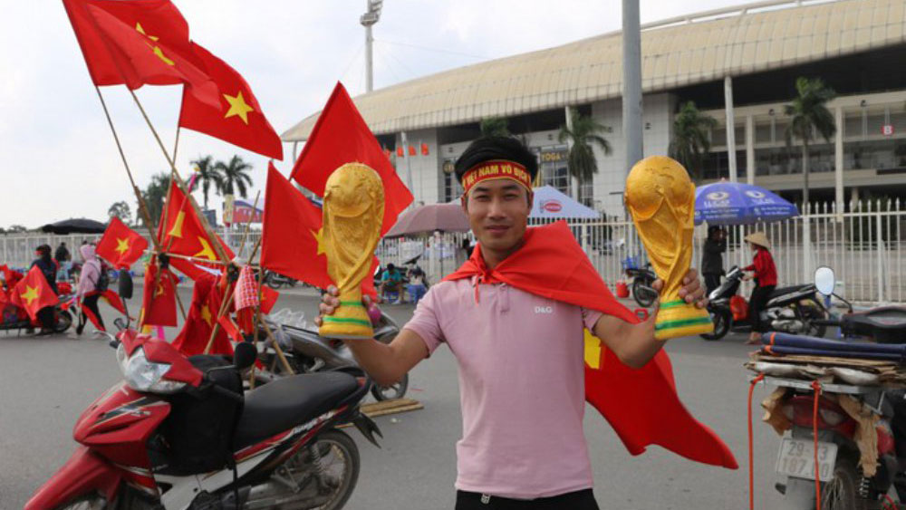 CĐV đến sớm cổ vũ tuyển Việt Nam đá bán kết lượt về AFF Cup 2018