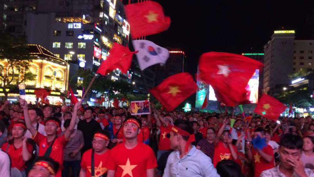 Dòng người đổ ra đường sau trận hòa 2-2 của đội tuyển Việt Nam với Malaysia