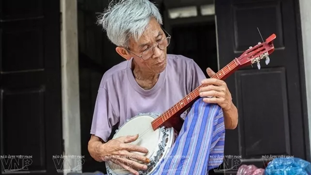 Dao Xa village craftsman devoted to preserving the production of musical instruments