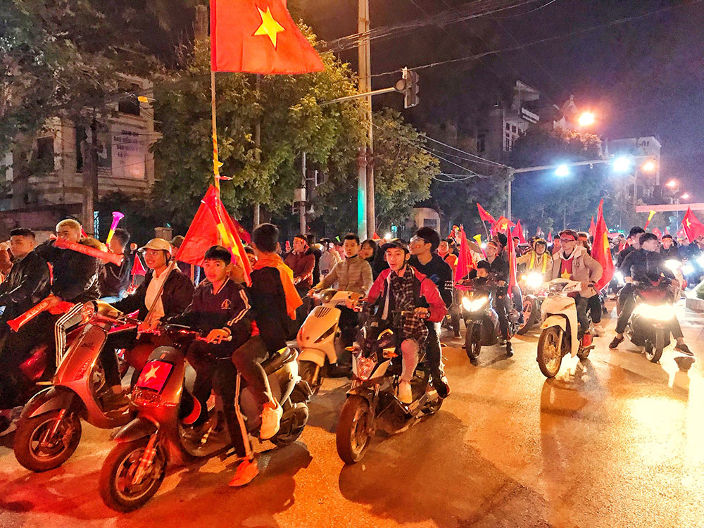 Người hâm mộ Bắc Giang xuống đường mừng chiến thắng của đội tuyển Việt Nam
