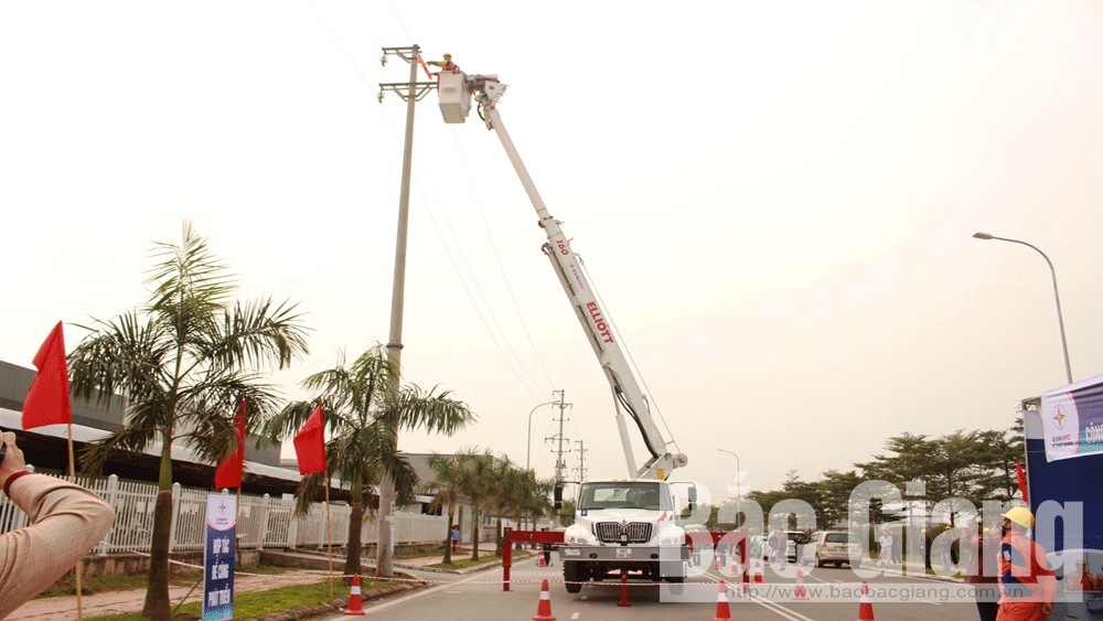 Công ty Điện lực Bắc Giang áp dụng công nghệ sửa chữa điện 22 kV đang mang điện