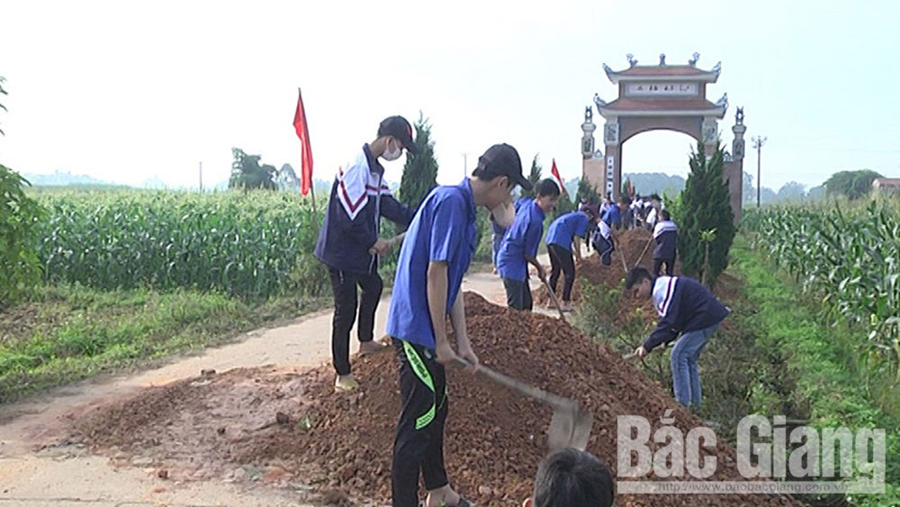 Tân Yên: Trao 80 suất quà và chăn ấm cho gia đình khó khăn