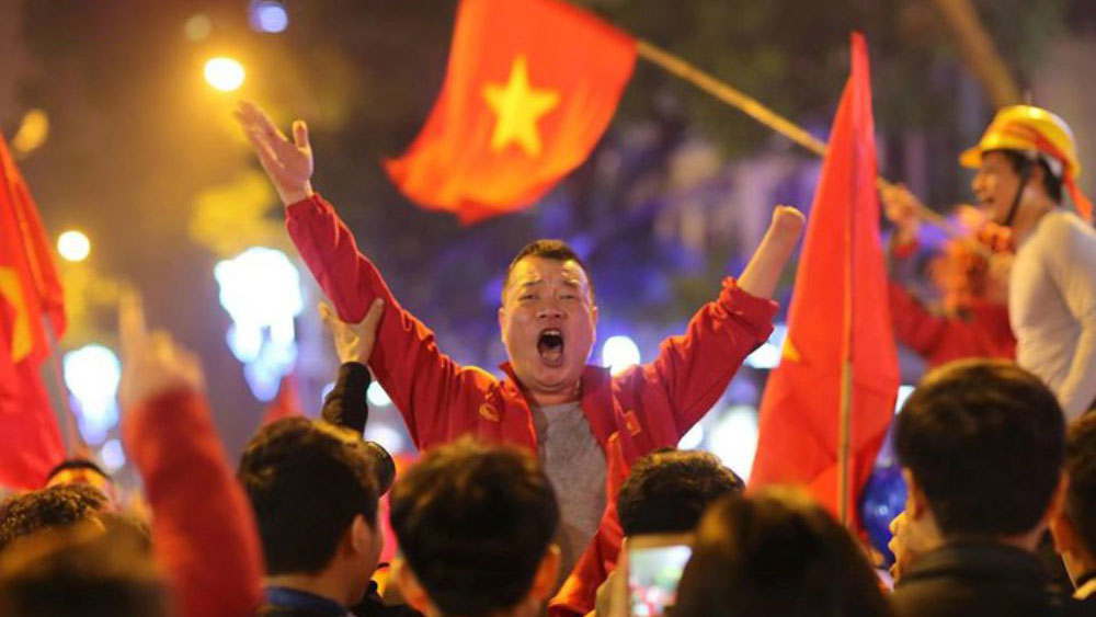 CĐV Thủ đô "cháy" hết mình sau chiến thắng kịch tính của đội tuyển Việt Nam