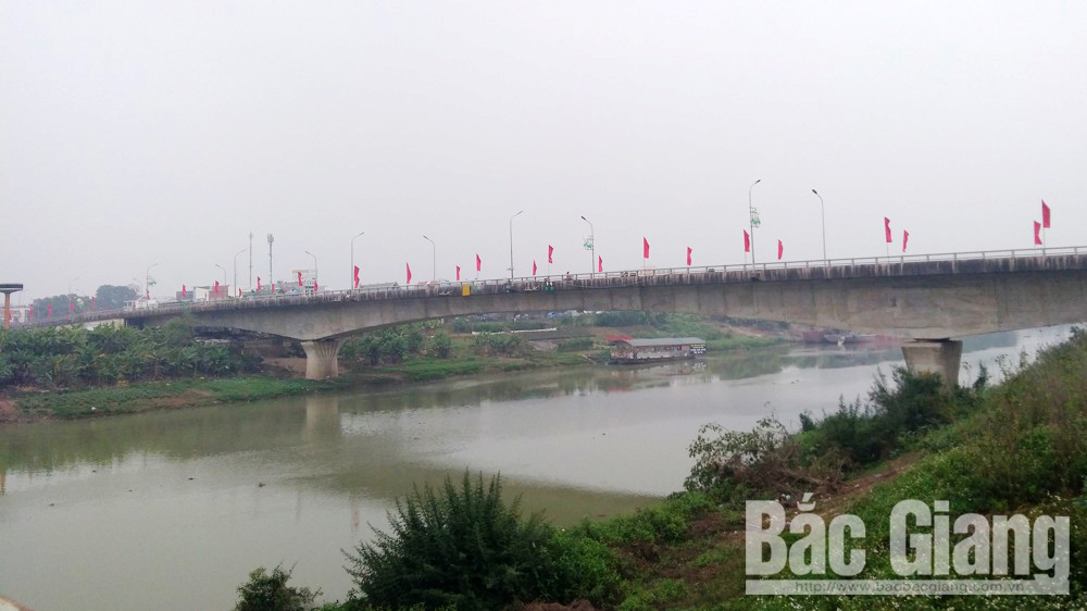Bắc Giang: Thầy giáo thể dục cứu sống thiếu nữ nhảy xuống sông Thương
