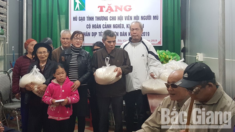 Nhiều tổ chức, đơn vị, doanh nghiệp tặng quà Tết người nghèo, khiếm thị TP Bắc Giang