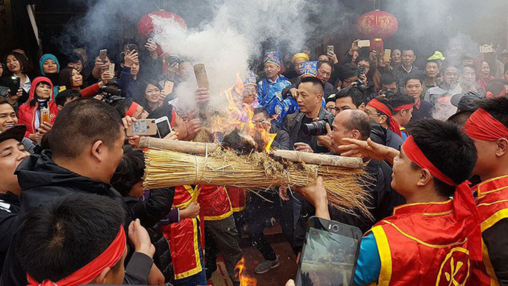Tưng bừng trong khói lửa của cuộc thi thổi cơm ở làng Thị Cấm