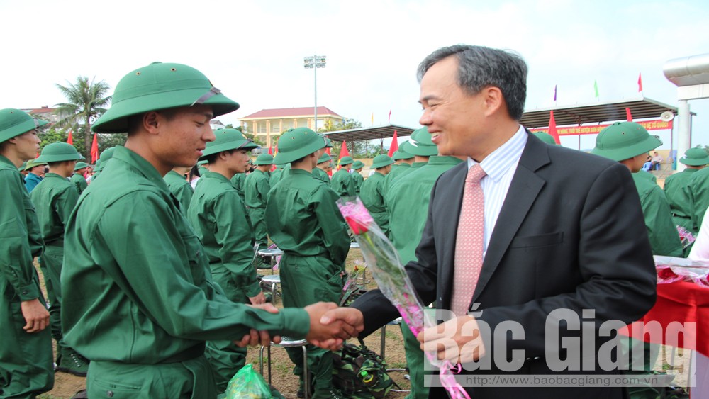 Phó Chủ tịch Thường trực HĐND tỉnh Bùi Văn Hạnh dự giao quân tại huyện Sơn Động