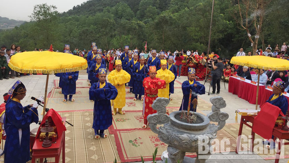 Mỗi ngày, hàng trăm lượt du khách tham quan đền Thần Nông