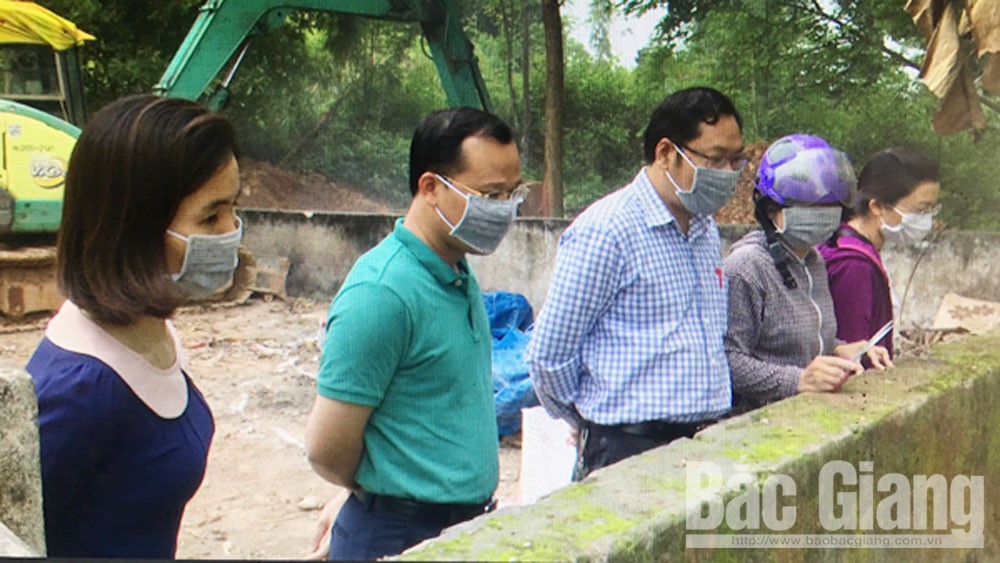 Chủ tịch UBND TP Mai Sơn kiểm tra địa điểm tiêu hủy động vật mắc dịch bệnh