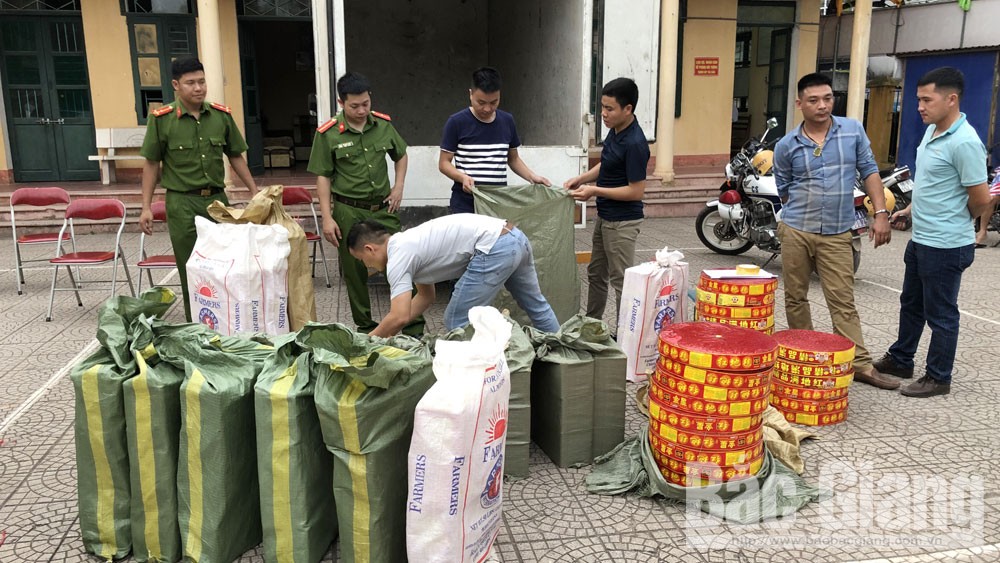 Bắc Giang: Cắt thùng xe tạo khoang giả để cất giấu, vận chuyển gần 420 kg pháo
