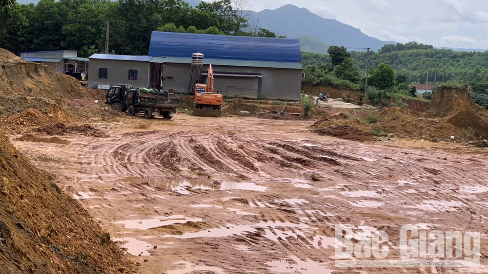 Lập biên bản vi phạm khai thác đất trái phép tại xã Tuấn Mậu (Sơn Động)