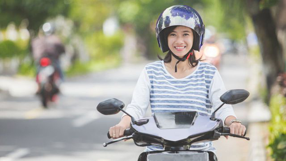 Cách đi xe máy tiết kiệm xăng và bền lâu phụ nữ cần biết