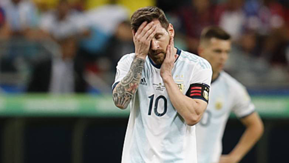 Messi diễn thuyết trong phòng thay đồ sau trận thua Colombia