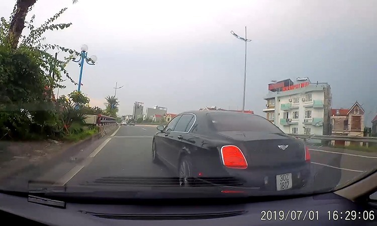 Pha nhập làn dễ gây hoạ của xe siêu sang Bentley tại Hà Nội