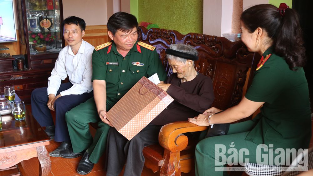 Bộ CHQS tỉnh cấp thuốc miễn phí, tặng quà đối tượng chính sách tại xã Khám Lạng