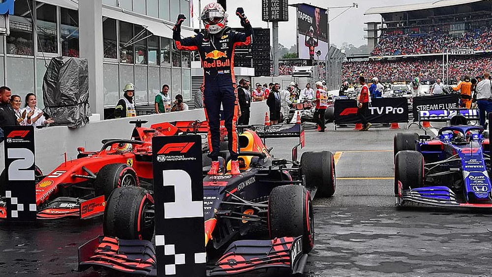 Verstappen về nhất, Mercedes thảm bại trên sân nhà