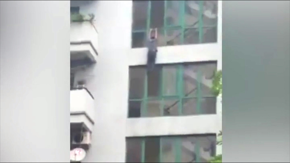 Clip: Người đàn ông nhảy từ ban công xuống tự tử ở Hà Nội