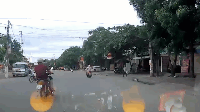 Xe máy vượt ô tô tông trúng 2 học sinh đi xe đạp điện sang đường