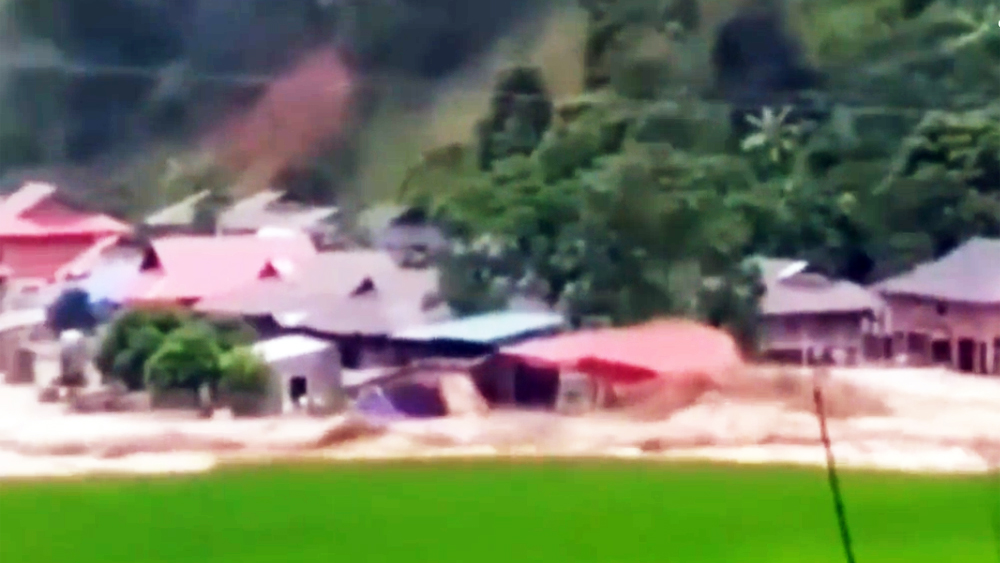 Video lũ cuốn phăng 24 ngôi nhà ở Thanh Hóa trong chớp mắt