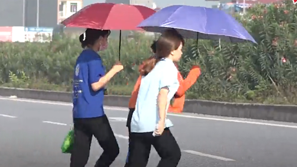 Bắc Giang: Công nhân "đùa với tử thần" lũ lượt băng qua cao tốc đi làm
