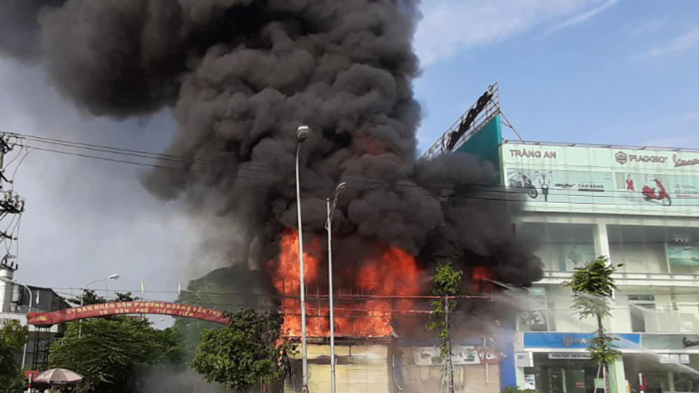 Clip: Cháy ngùn ngụt ở siêu thị 90K tại TP Bắc Giang
