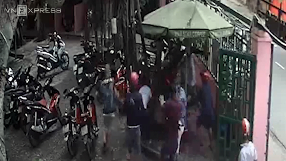 Nhóm thanh niên tấn công chủ quán cà phê ở TP Hồ Chí Minh